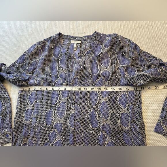 Beautiful lavender snake print silk blouse by joie in size small Business - Picture 5 of 11